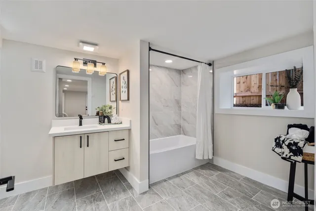 $1,072,550 | 8226 Meridian Avenue North, Seattle, WA 98103