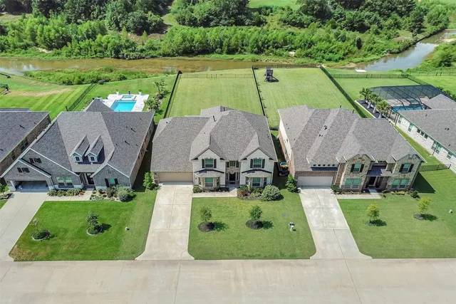 $679,000 | 246 Peninsula Point Drive, Montgomery, TX 77356