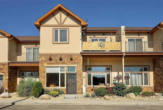 a view of front of a house with a yard