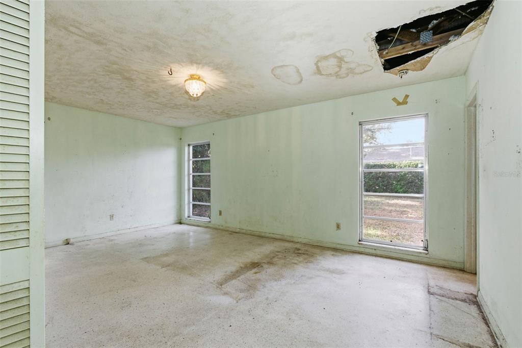 2310 Harrison Drive Dunedin, FL 34698 - Photo 28 of 42 an empty room with windows