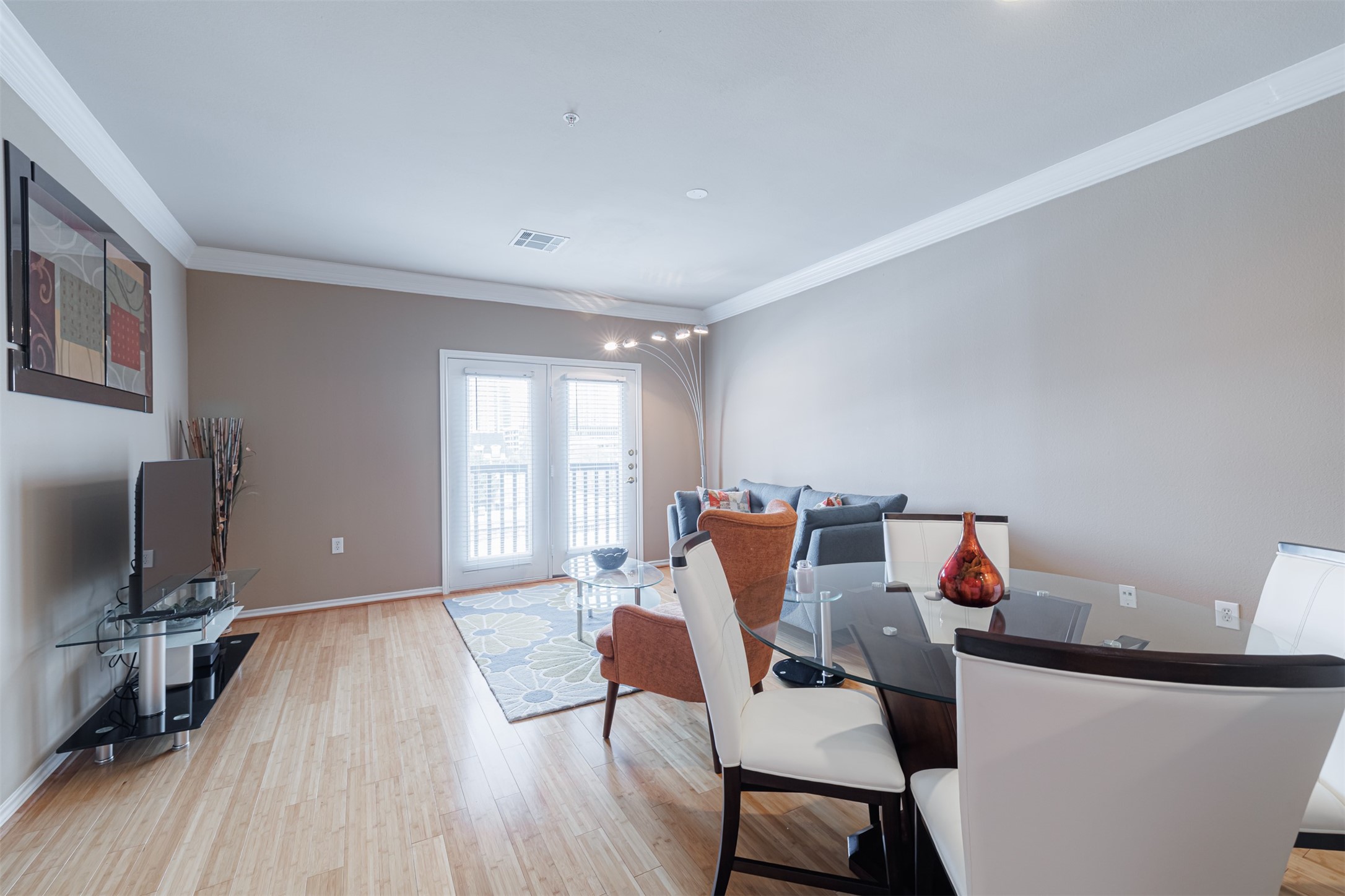 2400 McCue Road, Unit 348 Houston, TX 77056 - Photo 4 of 24 a living room with furniture and wooden floor