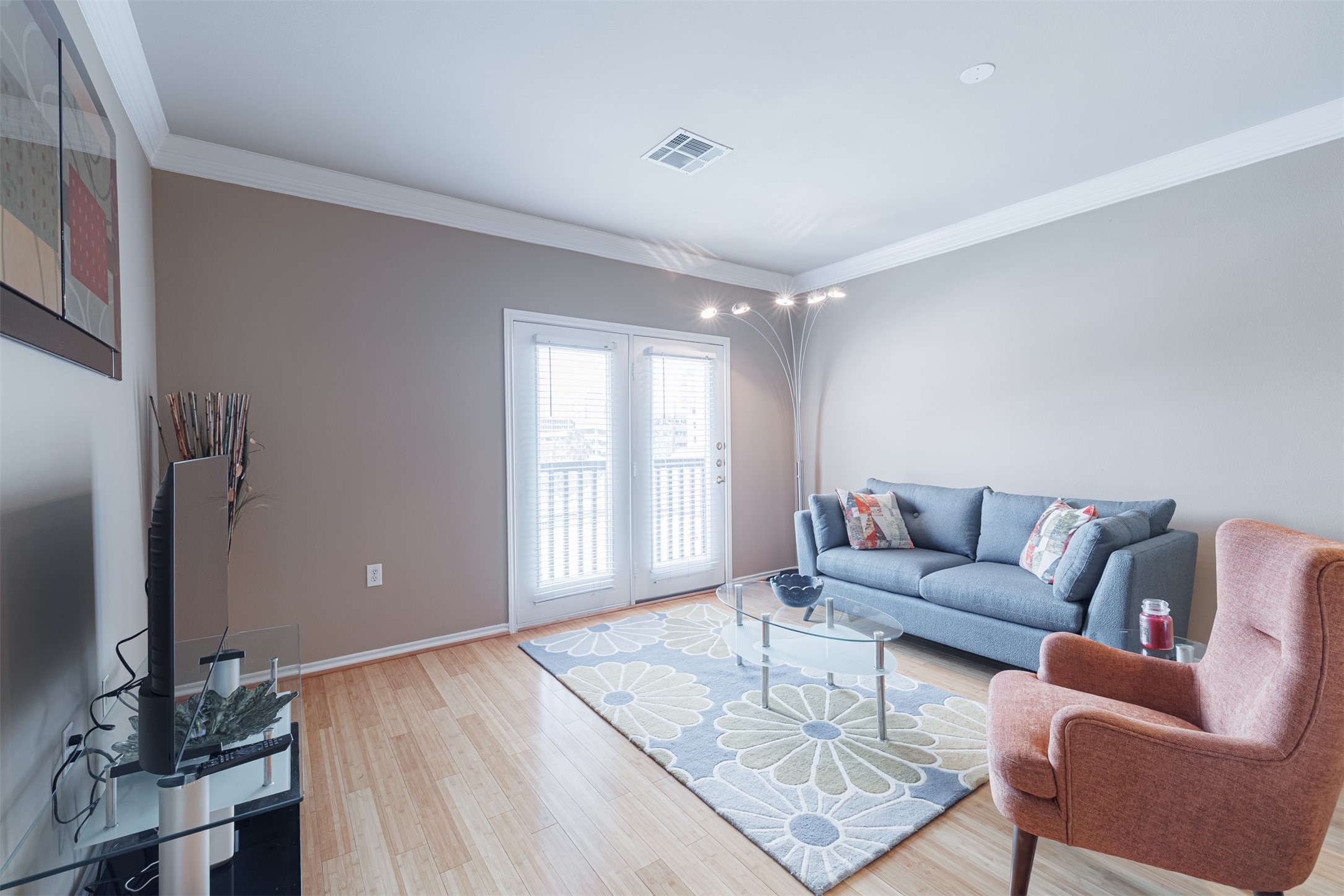 2400 McCue Road, Unit 348 Houston, TX 77056 - Photo 5 of 24 a living room with furniture and a flat screen tv