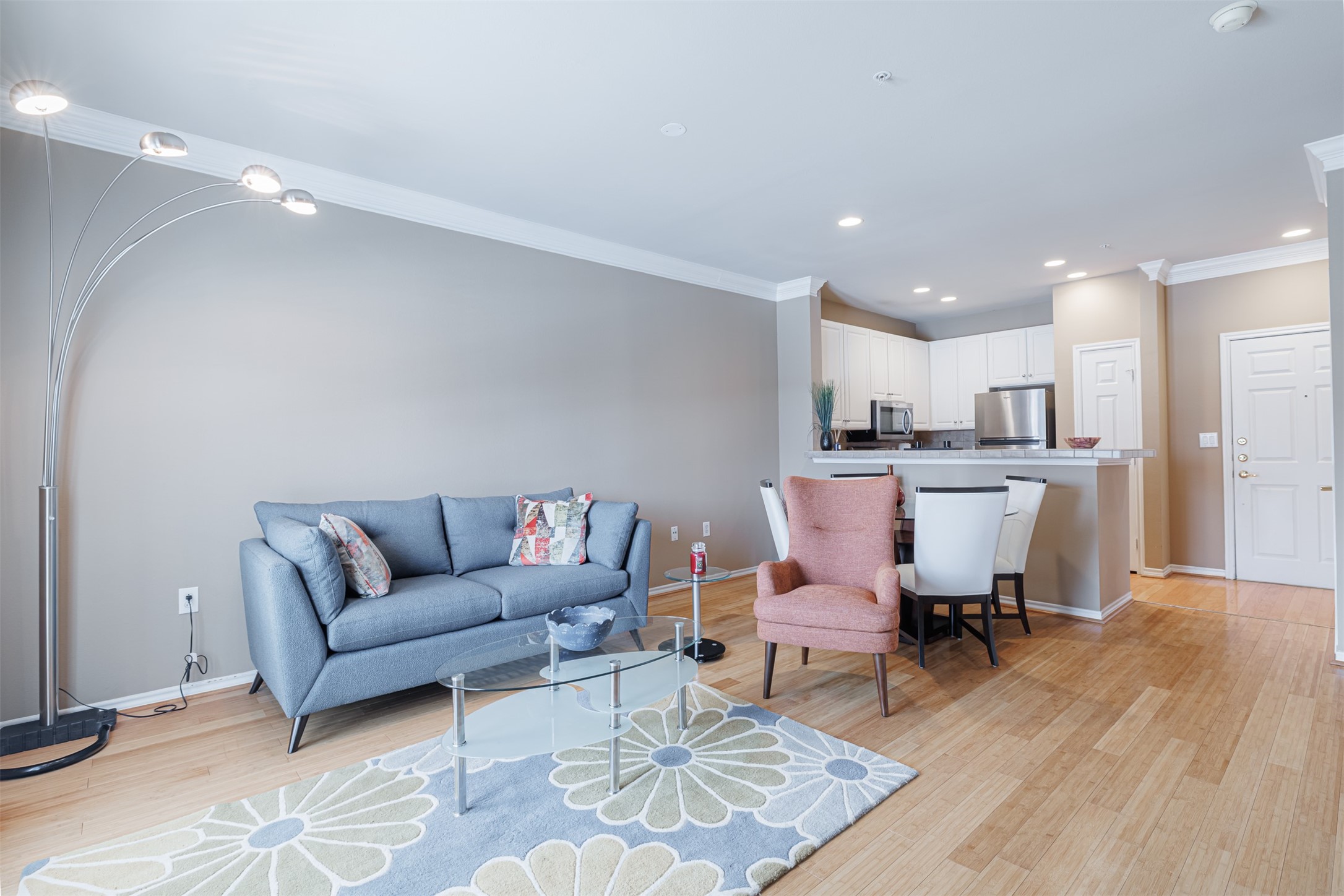 2400 McCue Road, Unit 348 Houston, TX 77056 - Photo 6 of 24 a living room with furniture and kitchen view