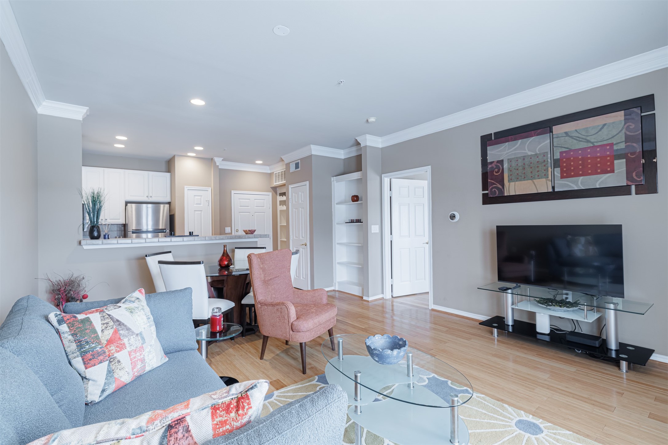 2400 McCue Road, Unit 348 Houston, TX 77056 - Photo 7 of 24 a living room with furniture and a flat screen tv