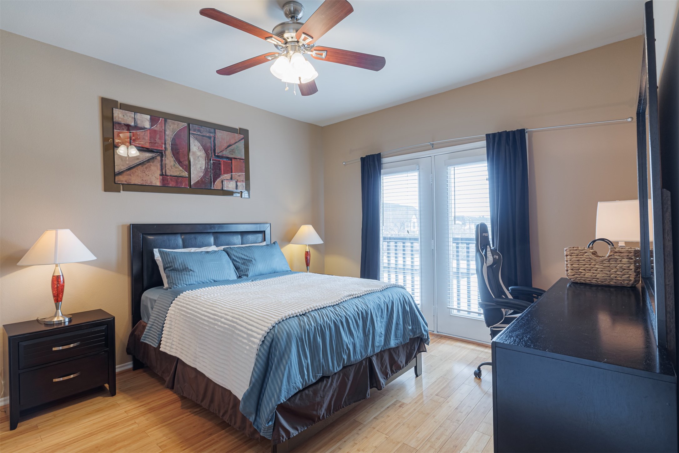 2400 McCue Road, Unit 348 Houston, TX 77056 - Photo 8 of 24 a bedroom with a large bed and a chandelier