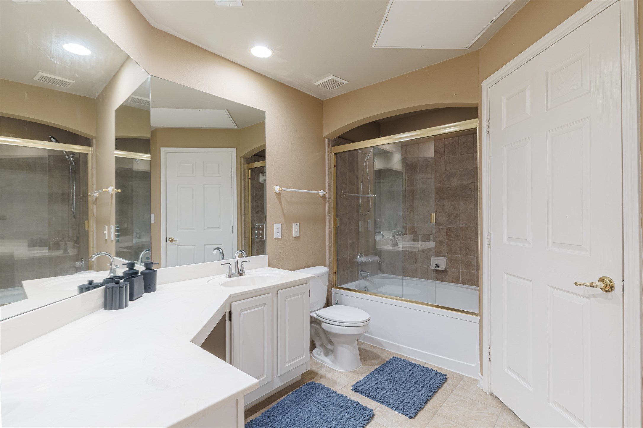 2400 McCue Road, Unit 348 Houston, TX 77056 - Photo 9 of 24 a bathroom with a sink a toilet and shower