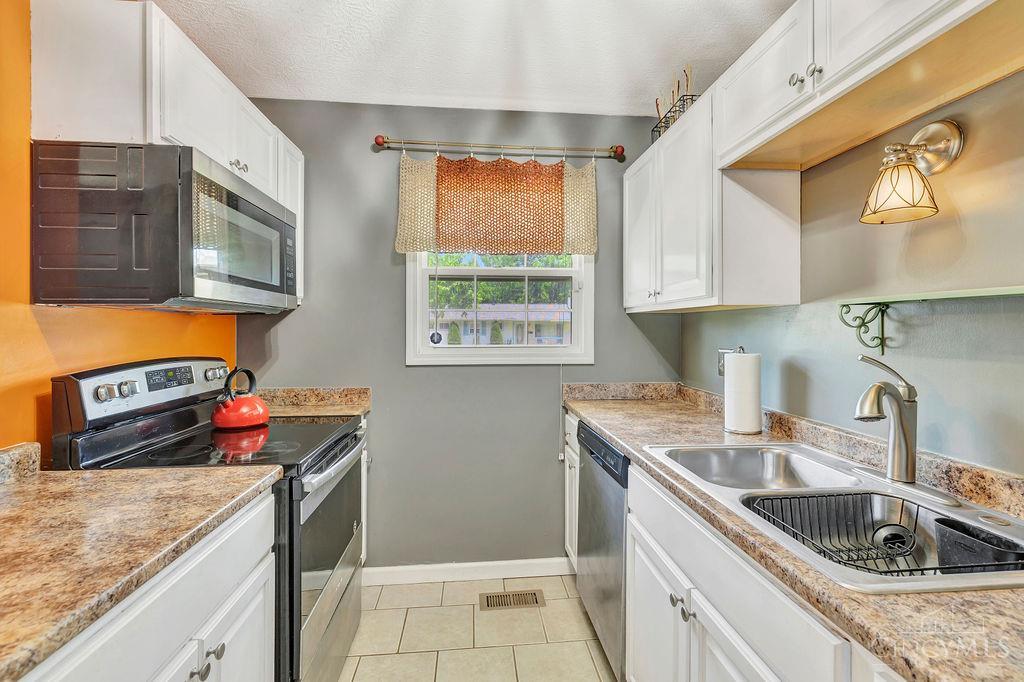 2543 Topeka Street Cincinnati, OH 45231 - Photo 6 of 24