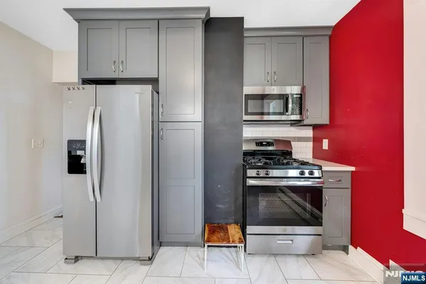 $2,600 | 68 Macfarlan Avenue, Unit FIRST, Hawthorne, NJ 07506