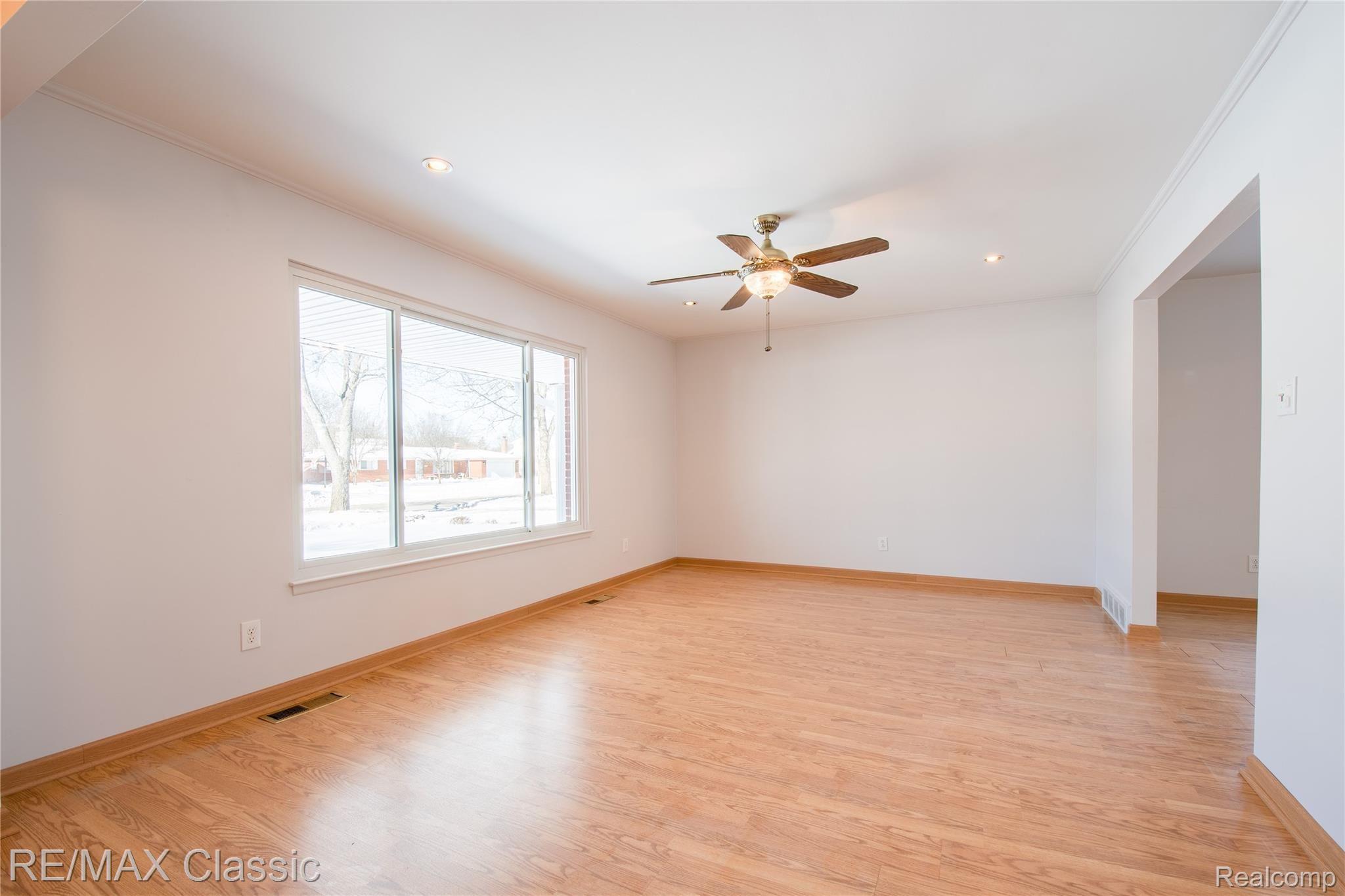 16188 Wayne Road HDR29.jpg