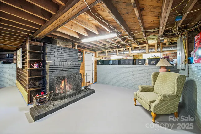 a view of livingroom with couch