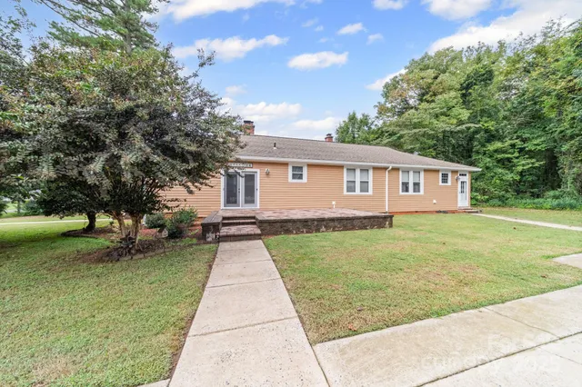 a front view of house with yard