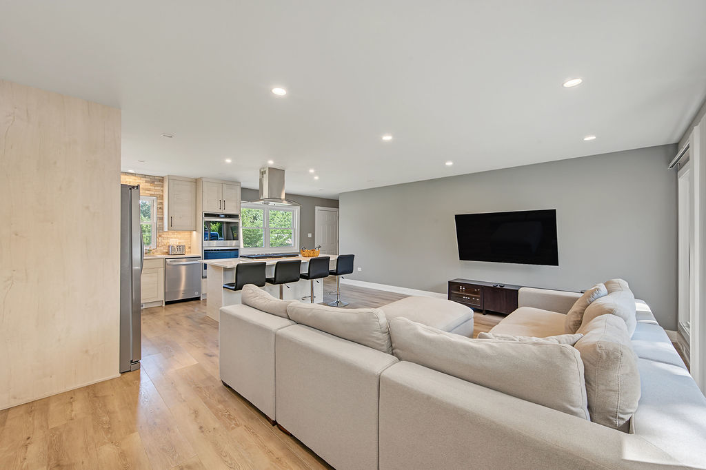 403 Spring S Road Schaumburg, IL 60193 - Photo 4 of 26 Gallery Image 4