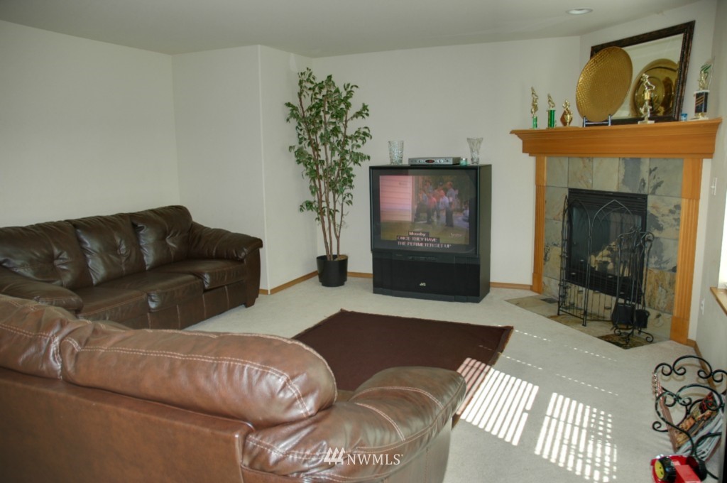 14555 Southeast 154th Street Renton, WA 98058 - Photo 4 of 9