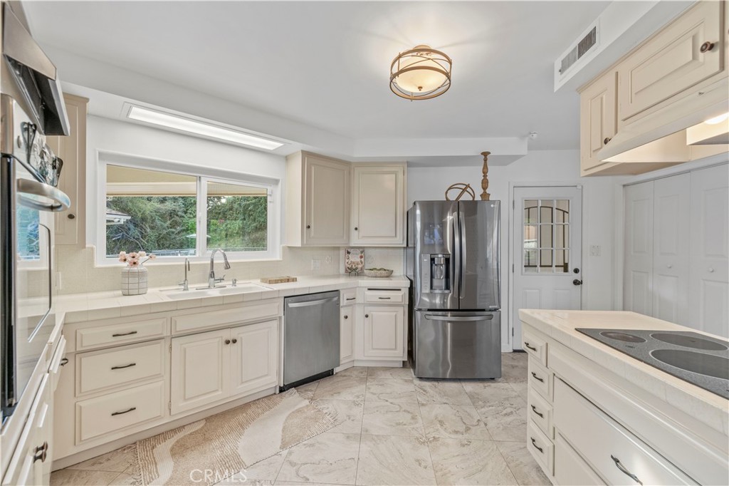 16711 Knollwood Drive Granada Hills, CA 91344 - Photo 19 of 47