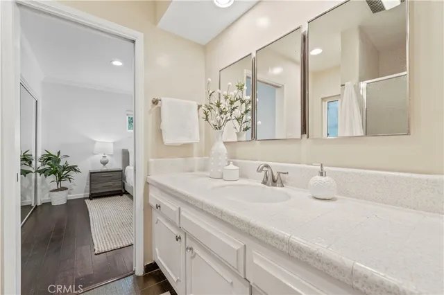 a en suite bathroom with a double vanity sink and mirror