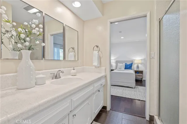 a en suite bathroom with a double vanity sink and mirror