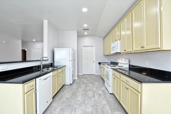 $1,995 | 401 Bandara Woods Boulevard, Elgin, TX 78621