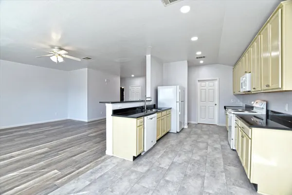 $1,995 | 401 Bandara Woods Boulevard, Elgin, TX 78621