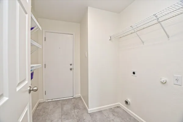 $1,995 | 401 Bandara Woods Boulevard, Elgin, TX 78621