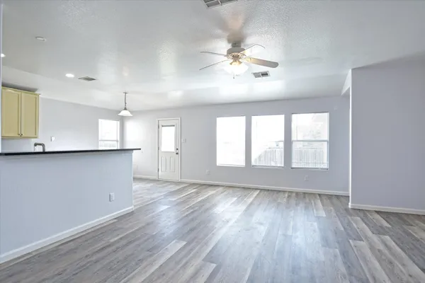 $1,995 | 401 Bandara Woods Boulevard, Elgin, TX 78621