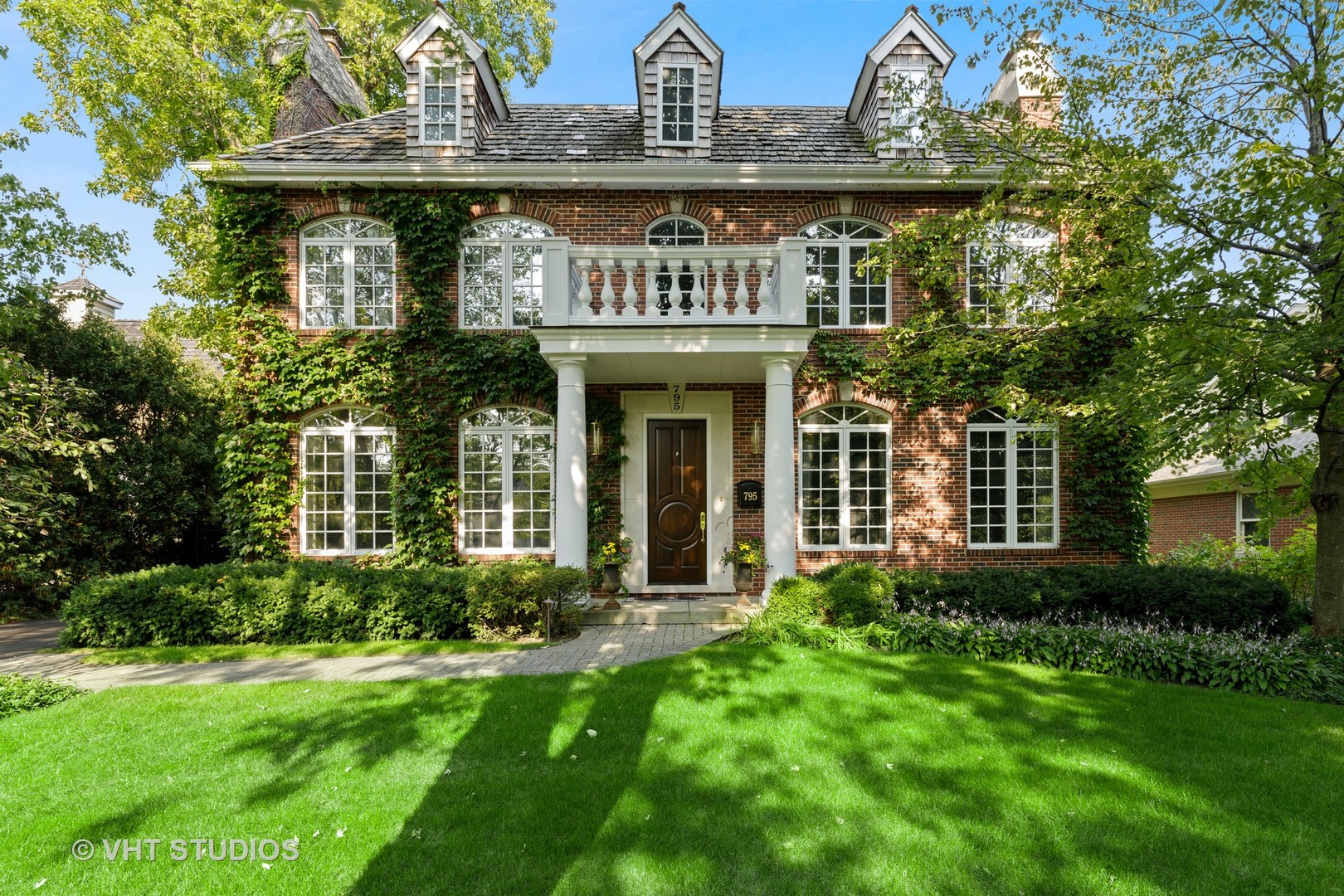 795 Grove Street Glencoe, IL 60022 - Photo 1 of 38 a front view of a house with garden