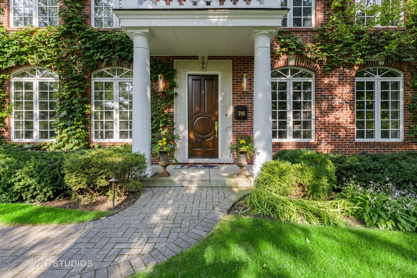795 Grove Street Glencoe, IL 60022 - Photo 2 of 38 a front view of a house with garden