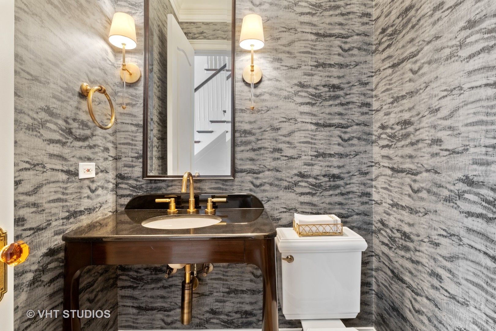 795 Grove Street Glencoe, IL 60022 - Photo 14 of 38 a bathroom with a sink and a mirror