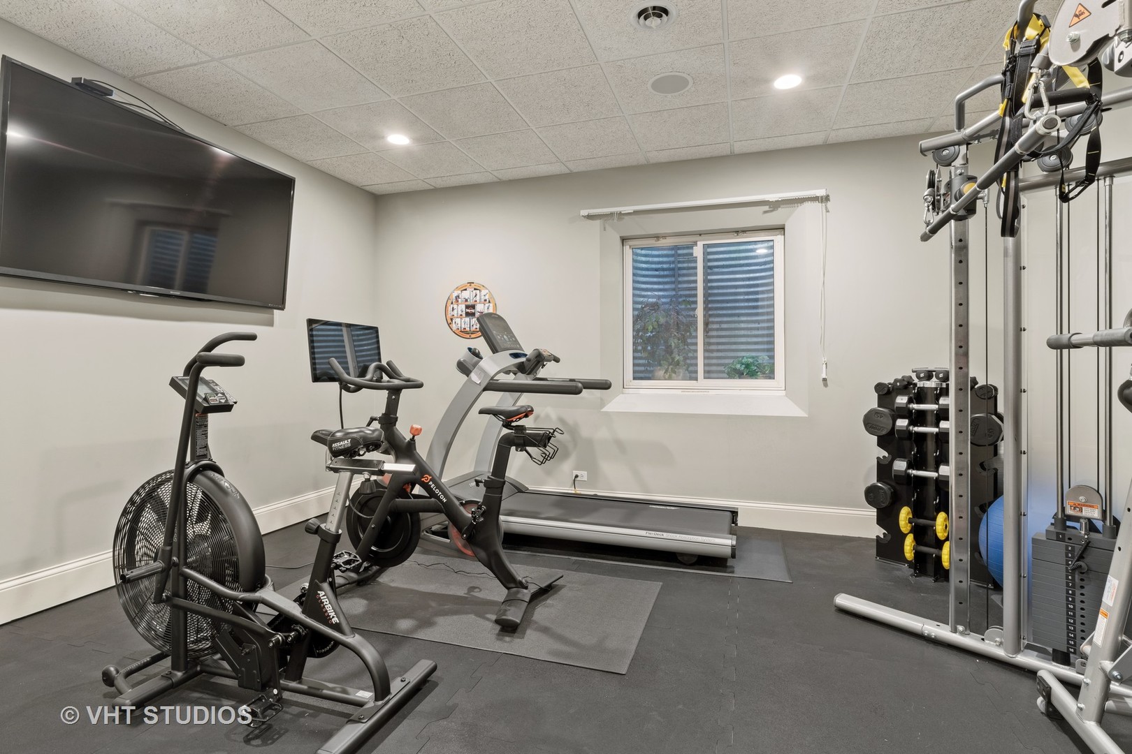 795 Grove Street Glencoe, IL 60022 - Photo 27 of 38 a view of a room with gym equipment