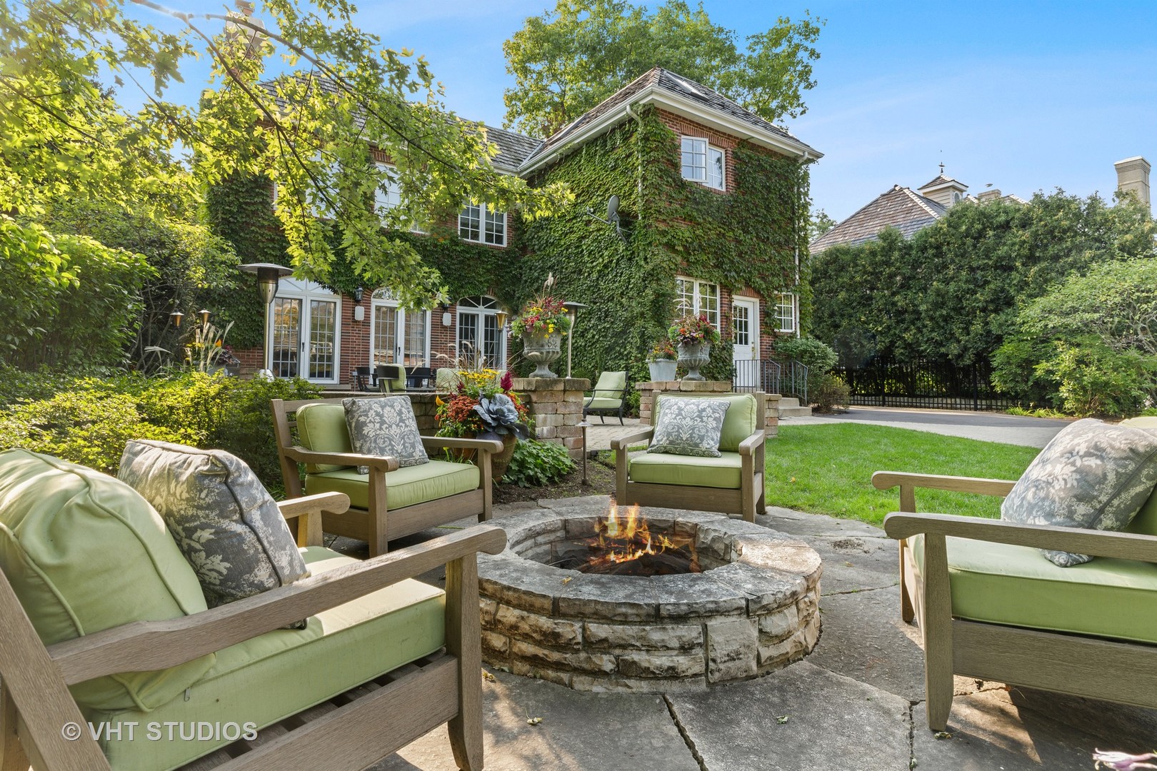 795 Grove Street Glencoe, IL 60022 - Photo 28 of 38 a building outdoor space with patio furniture