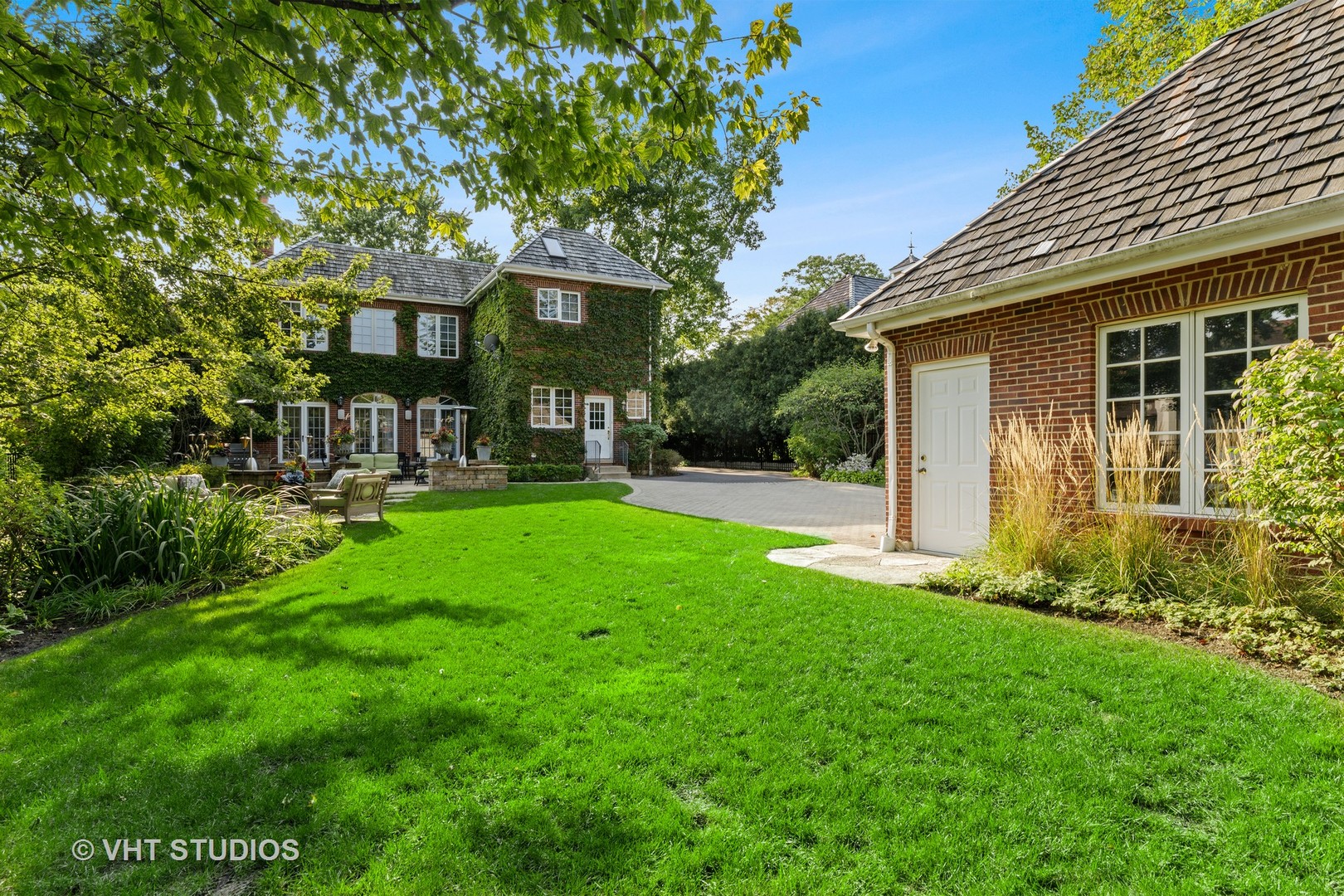 795 Grove Street Glencoe, IL 60022 - Photo 32 of 38 a front view of a house with garden