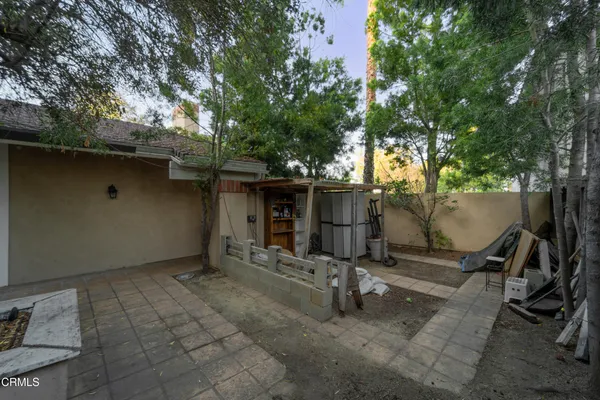 a view of a garage
