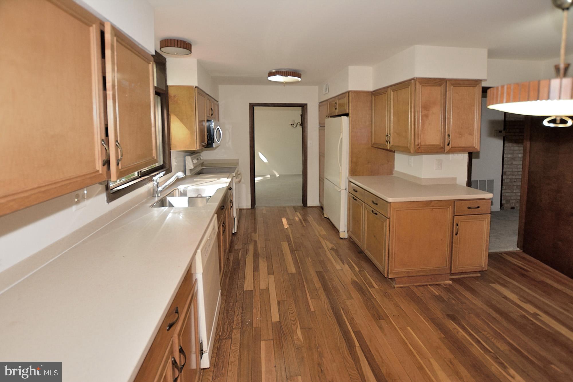 10907 Thanlet Lane Reston, VA 20190 - Photo 11 of 30 Kitchen