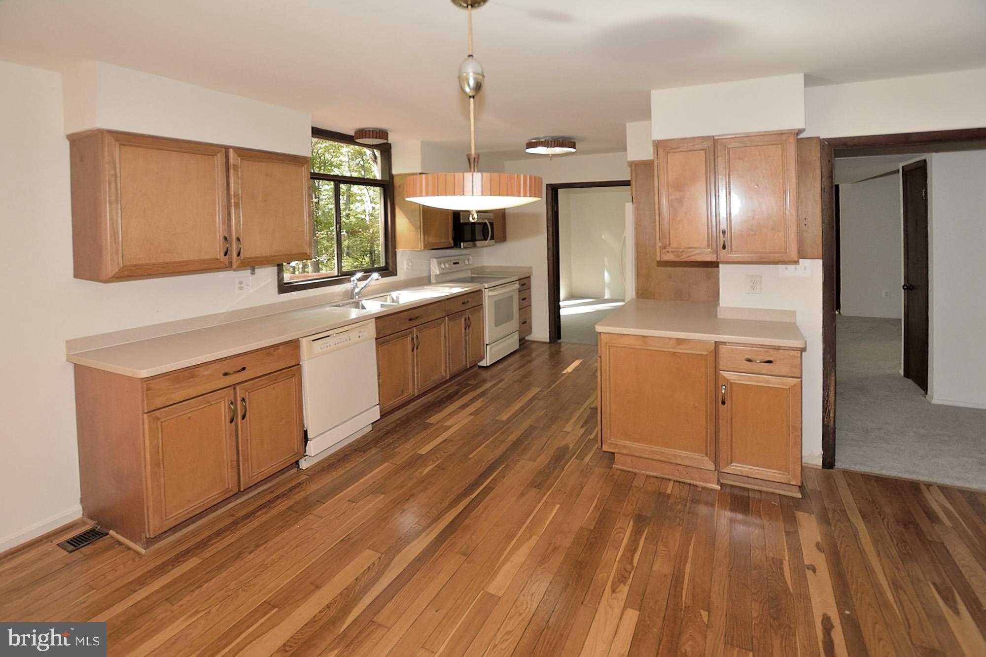 10907 Thanlet Lane Reston, VA 20190 - Photo 8 of 30 Kitchen