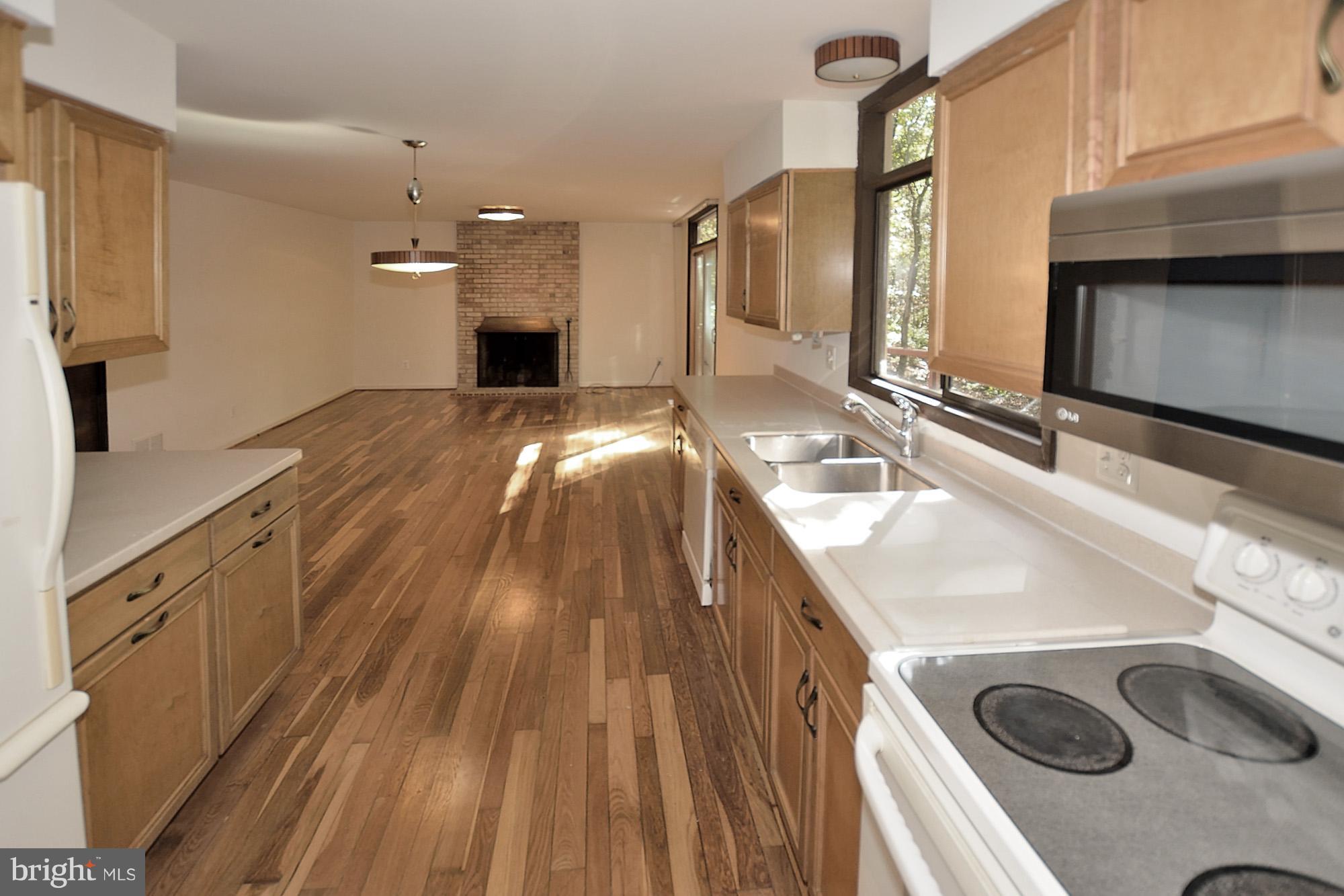 10907 Thanlet Lane Reston, VA 20190 - Photo 10 of 30 Kitchen