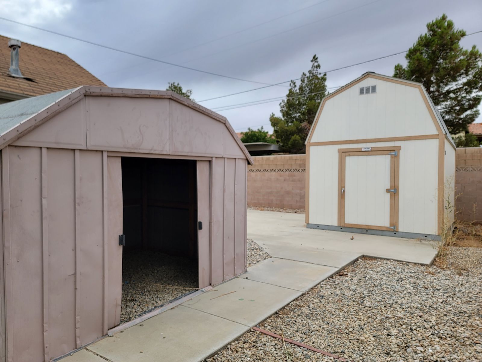 345 South Gordon Street Ridgecrest, CA 93555 - Photo 21 of 22 a view of entryway with garden