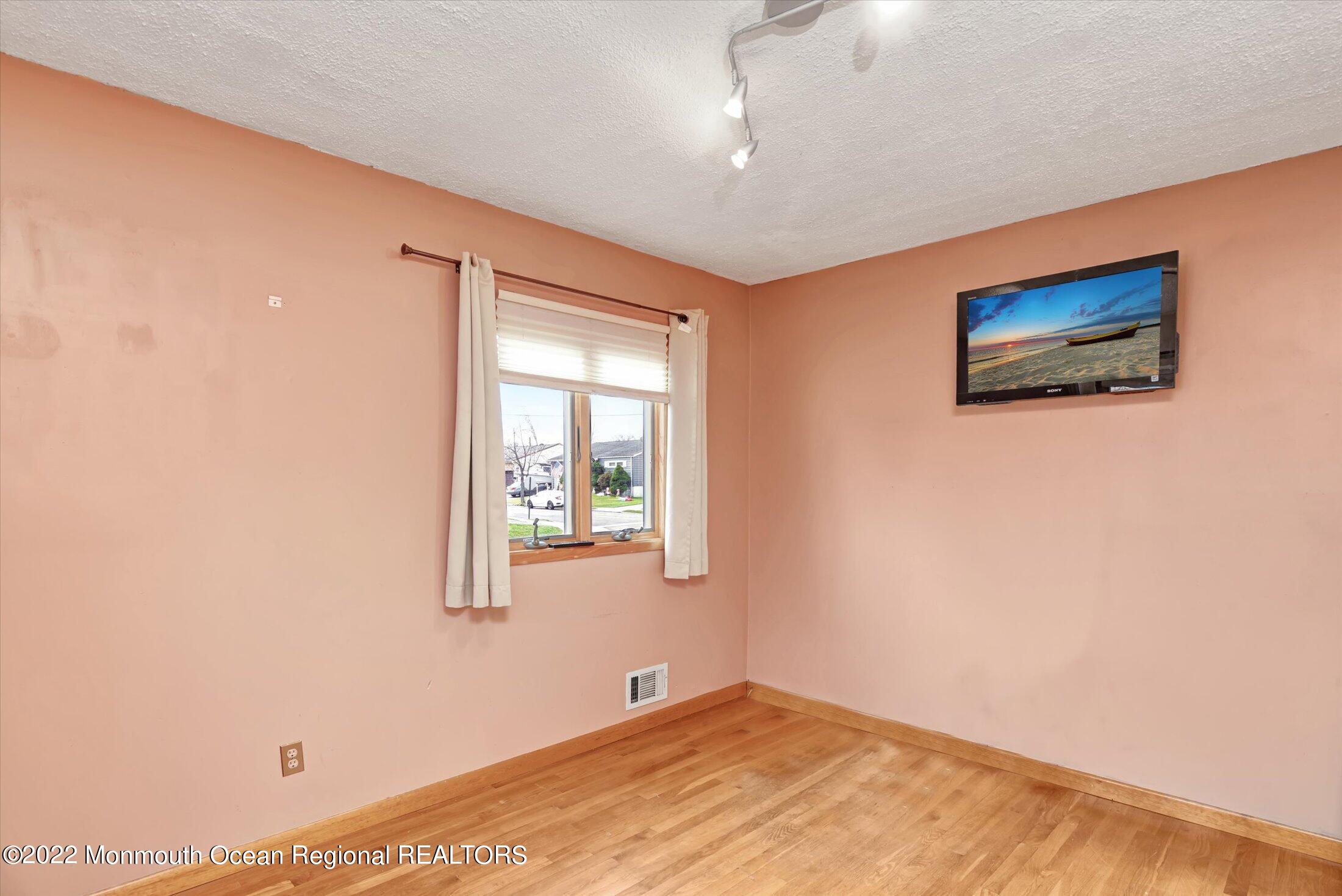 145 Jeffery Road Colonia, NJ 07067 - Photo 15 of 27 14-Bedroom