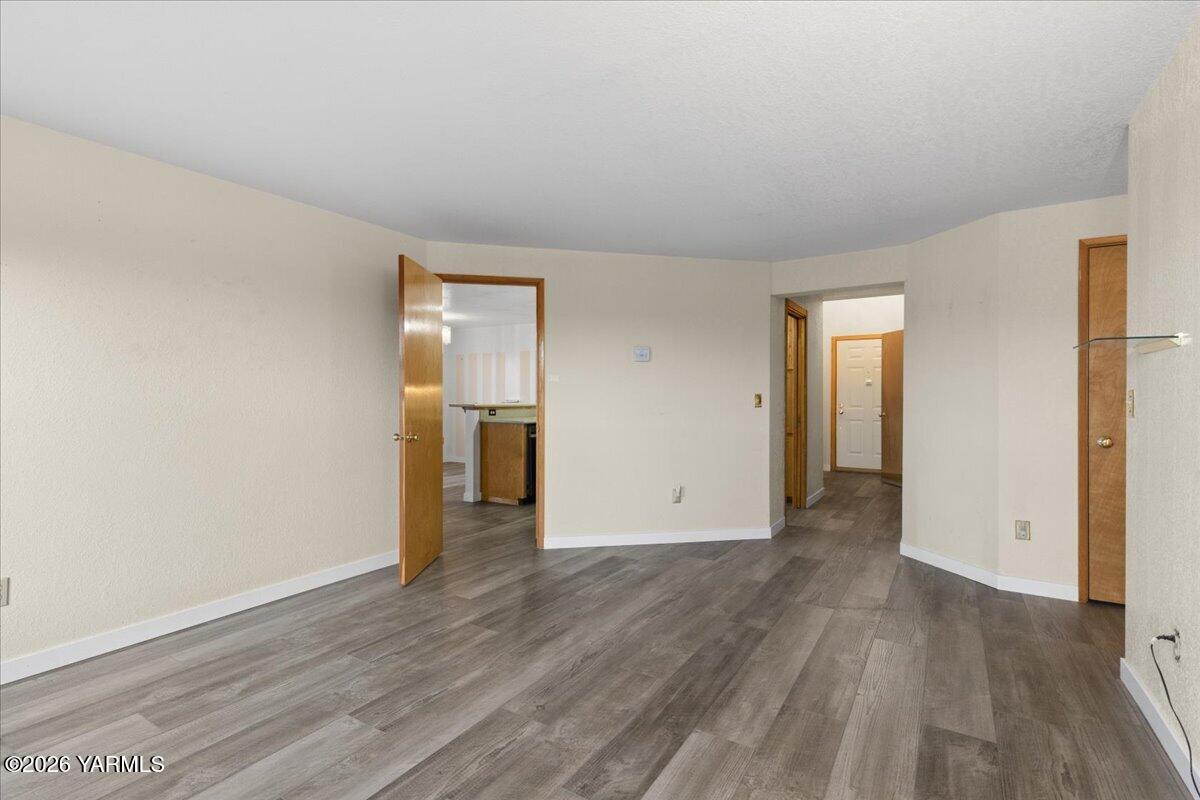 302 South 76th Avenue Yakima, WA 98908 - Photo 11 of 28 Living room