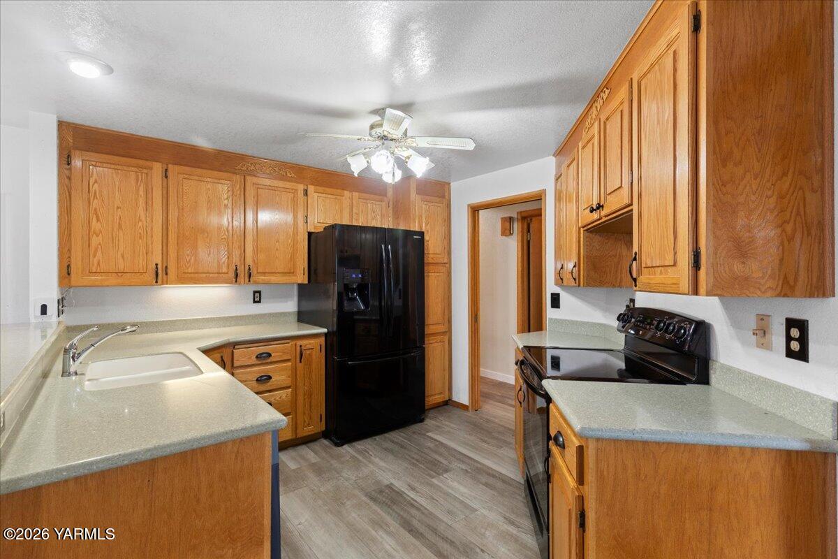 302 South 76th Avenue Yakima, WA 98908 - Photo 13 of 28 Kitchen