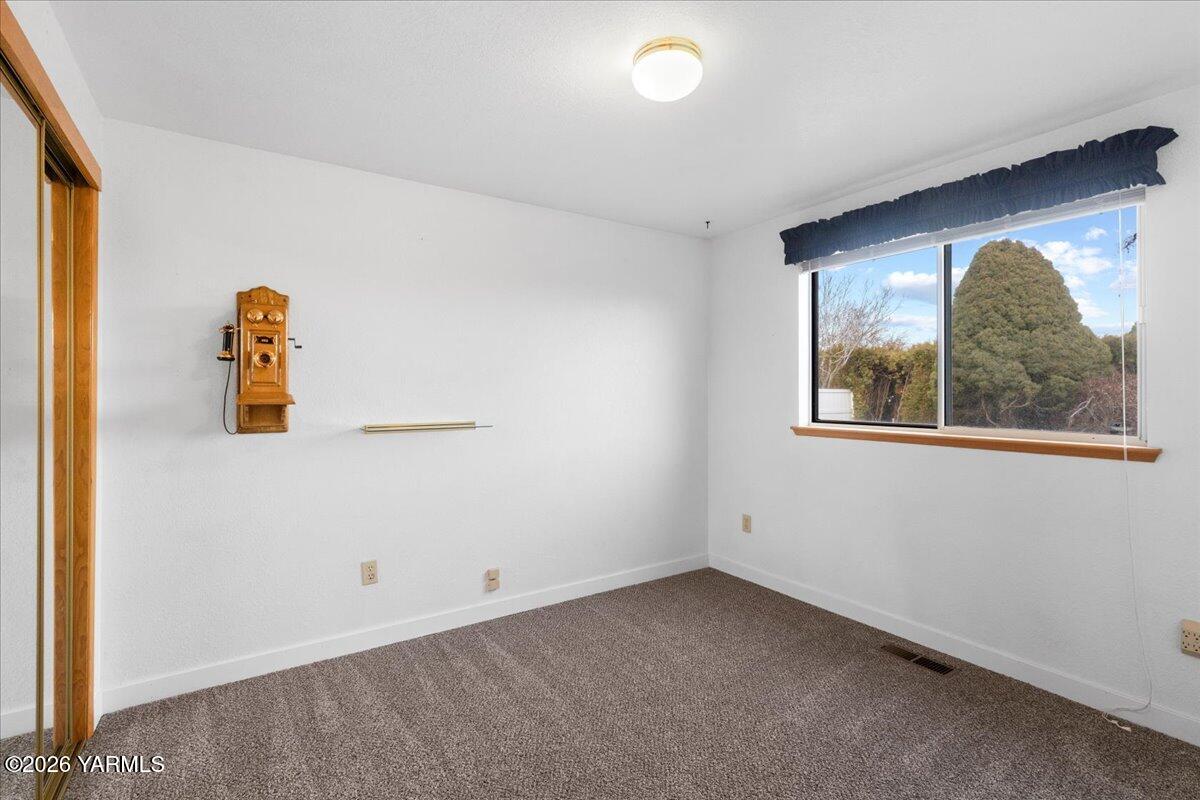 302 South 76th Avenue Yakima, WA 98908 - Photo 20 of 28 Bedroom 3