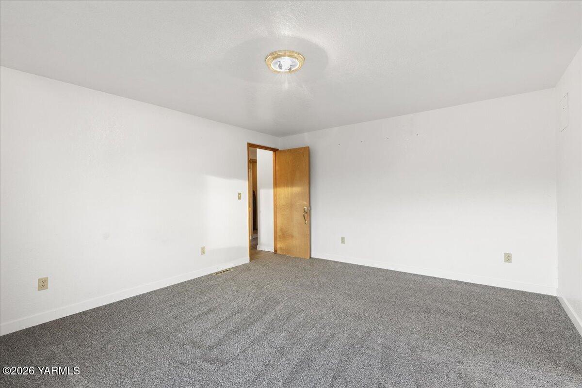302 South 76th Avenue Yakima, WA 98908 - Photo 4 of 28 Primary bedroom
