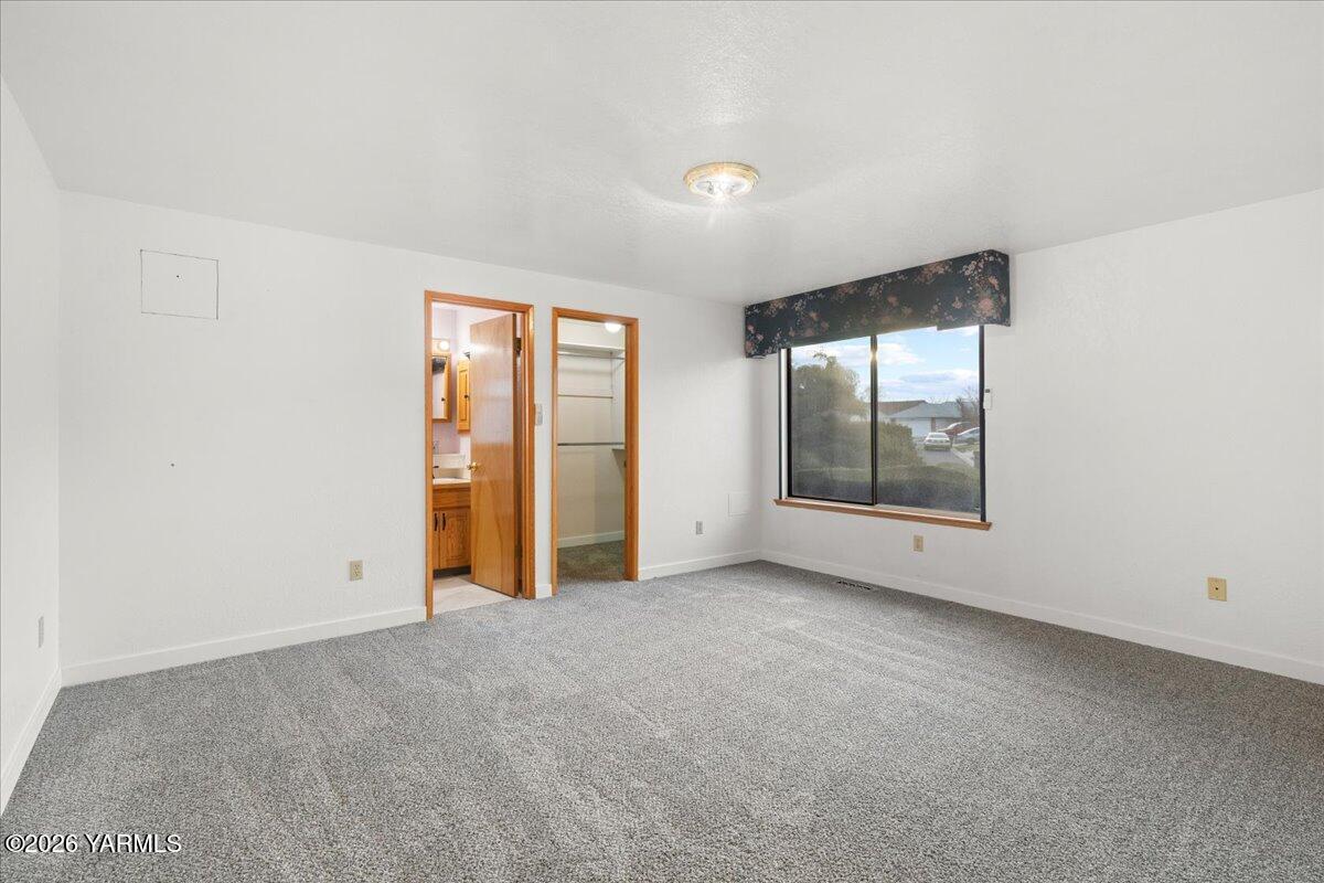 302 South 76th Avenue Yakima, WA 98908 - Photo 5 of 28 Primary bedroom