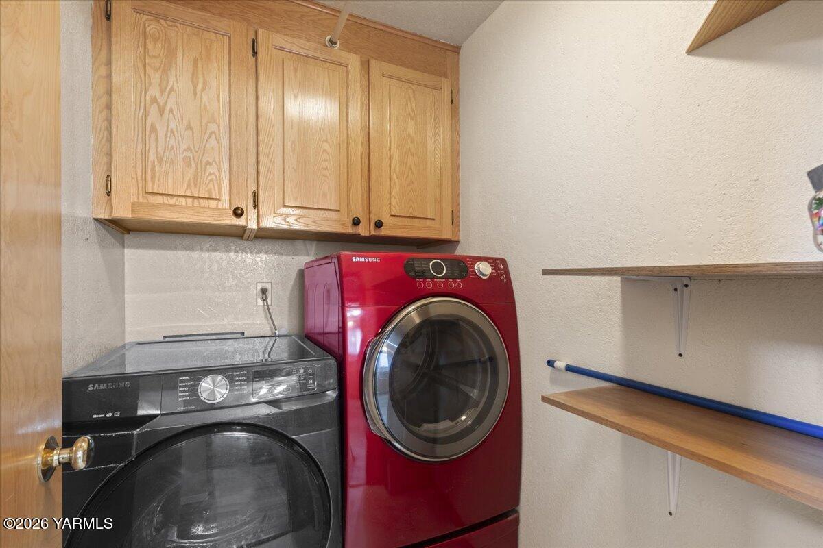 302 South 76th Avenue Yakima, WA 98908 - Photo 8 of 28 laundry room