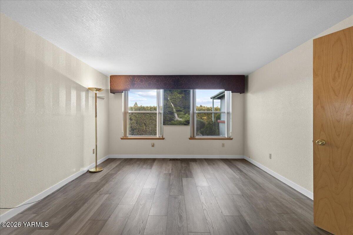 302 South 76th Avenue Yakima, WA 98908 - Photo 10 of 28 Living room