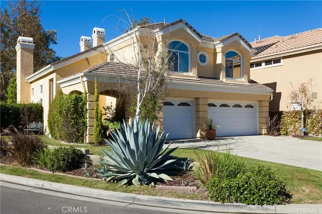 a view of house with garden and entryway