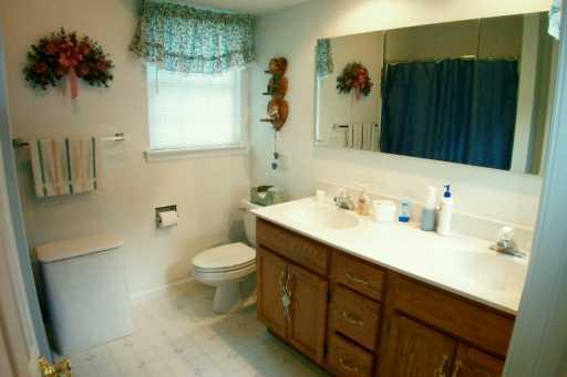 196 South Thompson Irwin, PA 15642 - Photo 3 of 8