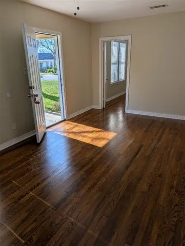 $1,695 | 724 West 8th Street, Taylor, TX 76574