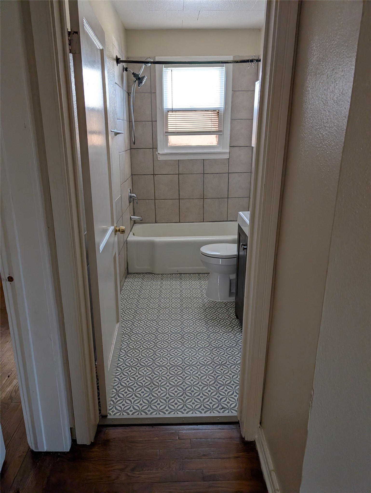 724 West 8th Street Taylor, TX 76574 - Photo 7 of 7 a view of bathroom with bathtub and shower