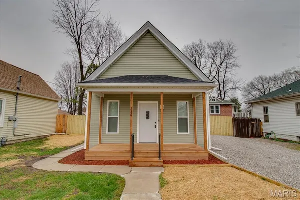 $179,200 | 236 West Delmar Avenue, Godfrey, IL 62035