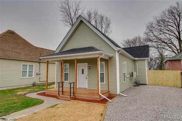 $179,200 | 236 West Delmar Avenue, Godfrey, IL 62035