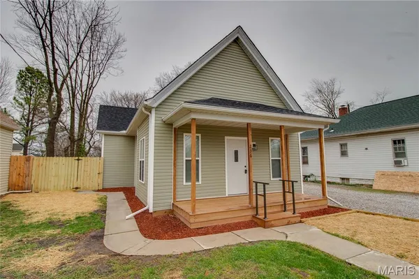 $179,200 | 236 West Delmar Avenue, Godfrey, IL 62035